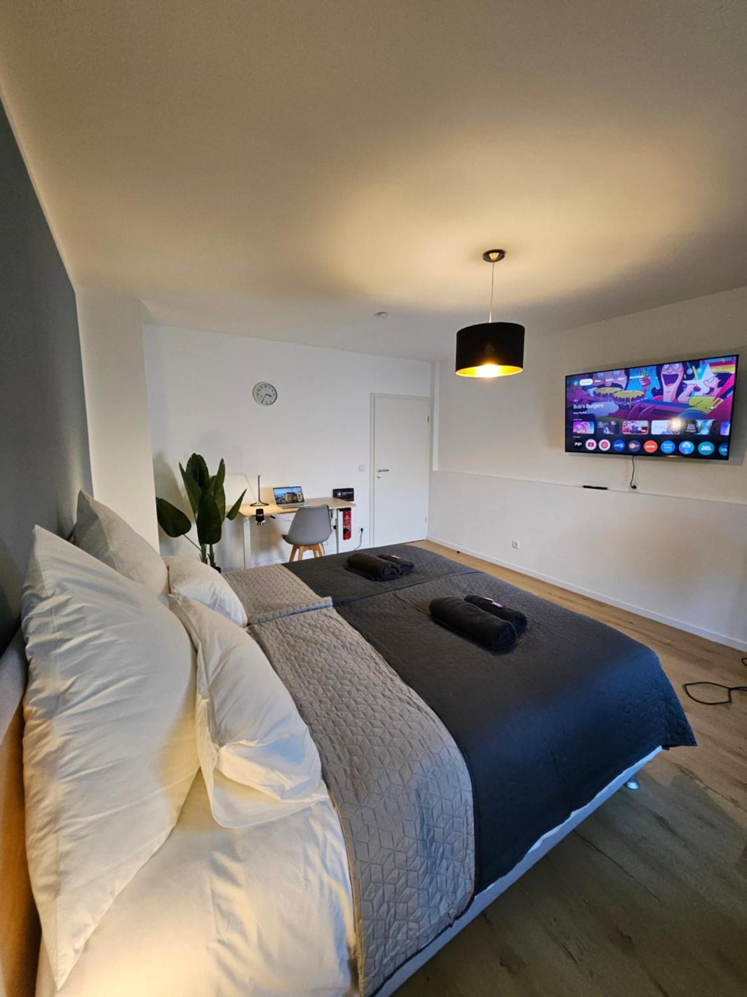Modern Homes - Voll Ausgestatte Wohnung - Balkon - Hotelbetten - 4K Tv - Wlan Moers Exterior foto